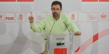 Los servicios jurídicos de la Junta estudian si el socialista Miguel Bernal se ha hecho pasar por miembro del Gobierno para viajar a Croacia