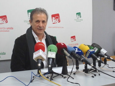 Escobar asegura que ''si se lo proponen'' seguirá liderando IU Extremadura y señala que habrá Primarias si hay más candidatos