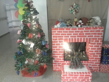 El personal del hospital de Plasencia hace patucos para regalárselos a los bebés que nazcan durante las fiestas navideñas