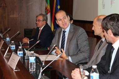 El consejero de Salud vincula la investigación extremeña en biosanidad a la estrategia europea en este campo