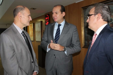 El científico Juan Carlos Izpisúa se interesa por las investigaciones médicas que se realizan en Cáceres con cerdos