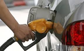 Los carburantes están un 13% más baratos que las Navidades pasadas y en sus niveles más bajos en cuatro años