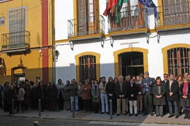 La mayoría de las carrozas de Fuente del Maestre lucen un crespón negro en recuerdo del niño fallecido en Mairena