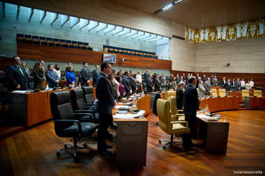 El Parlamento extremeño guarda un minuto de silencio como condena a los actos terroristas a la revista 'Charlie Hebdo'