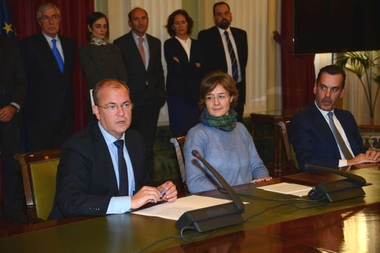 Monago resalta la importancia del convenio para producir buen tabaco y comprar la cosecha hasta el 2017