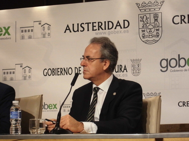 El rector, convencido de que el próximo curso estarán listos los 1.500 m2 del Infanta Cristina para alumnos de Medicina