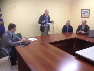 Echávarri visita Acebo, presenta el proyecto para conocer el estado de los bosques comunales extremeños y anuncia la celebración de una feria forestal