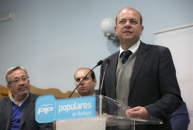 Monago le pregunta a Vara cómo va a reducir las consejerías a cinco si eran doce cuando él gobernaba y no las redujo