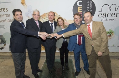Monago anuncia que 5.563 ganaderos recibirán hoy casi 56 millones de euros en ayudas a la vaca nodriza