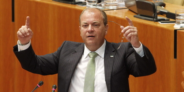 Monago saca adelante su bajada de impuestos con el rechazo del PSOE y de IU y la abstención de PREX-CREX 