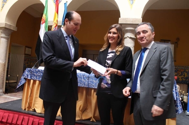 Carrón pone la Consejería de Salud a disposición de los dentistas para combatir el intrusismo y la publicidad engañosa