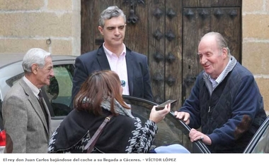 El Rey Juan Carlos y su hija la Infanta Elena visitan por sorpresa Cáceres, pasean por la ciudad monumental y comen en ella
