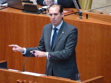 Disminuyen las agresiones al personal sanitario, pero es precisomejorar su protección con una ley, afirma en el Parlamento el consejero de Salud