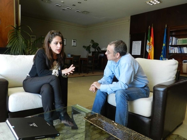 La consejera de Políticas Sociales le presenta el proyecto de Ley de Igualdad LGTBI al placentino Diego Neria,que le expuso su situación alPapa