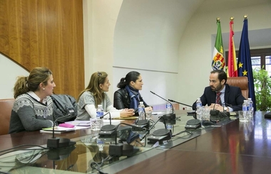 Parejo destaca las ayudas a la natalidad del Gobierno extremeño, que llegaron a 1.384 familias en 2014