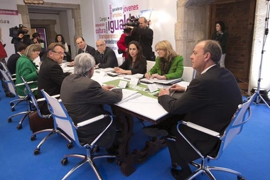 El Gobierno extremeño aprueba en Trujillo un plan de ayudas para las familias numerosas y medidas para contratar a personas mayores de 45 años