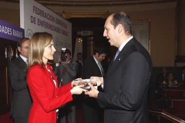 La Reina le entrega al Gobierno extremeño el premio de la Federación Española de Enfermedades Raras por su atención a quieneslas sufren