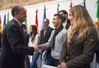 Monago les explica a los deportistas las ayudas porparticipar en competiciones olímpicas, mundiales y europeas
