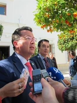 El Parlamento extremeño aumenta su accesibilidad con una plataforma elevadora en el edificio de los grupos políticos