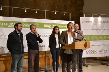 El Gobierno de Extremadura y los grupos parlamentarios firman el acuerdo para desarrollar el Plan de Alfabetización Tecnológica 2015