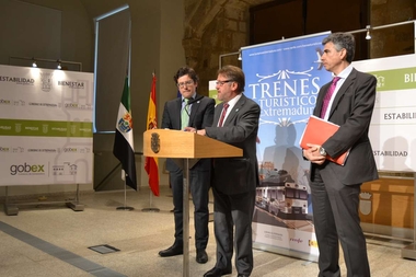 El consejero Víctor del Moral presenta las rutas de trenes turísticos Primavera 2015