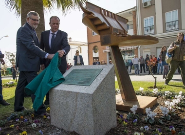Descubierto un monolito en Malpartida de Plasencia, como homenaje a las víctimas del mayor accidente laboral extremeño