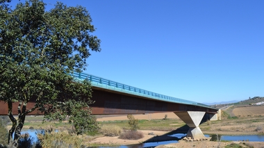 El tráfico en la carretera EX-351 se desvia por el antiguo puente del Zújar mientras se repara el puente Rodríguez Ibarra