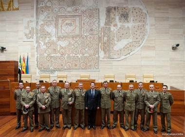 Una delegación del Centro de Formación de Tropas de Cáceres visita el Parlamento