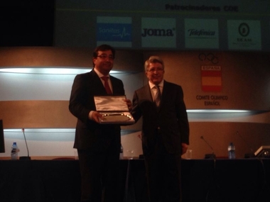 Vara recibe el premio Corazón Solidario por fomentar el ejercicio entre los mayores de 60 en su etapa como presidente