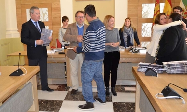 El Gobierno regional entrega viviendas de promoción pública a las 73 familias de Cáceres más necesitadas