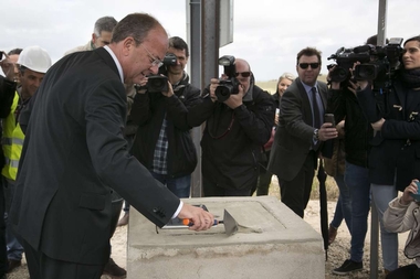 Monago pone la primera piedra de la Plataforma Logística de Badajoz y anunciauna alianza estratégicacon los puertos de Sines, Lisboa y Setúbal