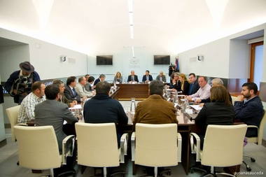 El presidente Monago y representantes de los partidos se reúnen en el Parlamento para abordar la situación de Acorex