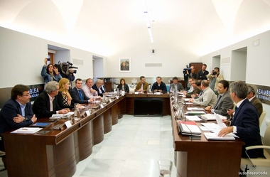 El Gobierno extremeño y los partidos le muestran su apoyo al grupo Acorex