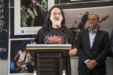Monago inaugura la exposición fotográfica de EFE 'En clave de rock'