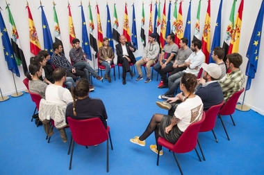 El presidente Monago se reúnecon jóvenes integrantes de grupos de la cultura urbana