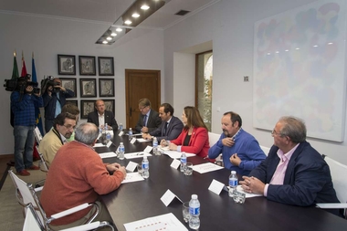 Monago aborda con los alcaldes hurdanos el futuro turístico de la comarca, en cuya promoción se invertirá un millón de euros