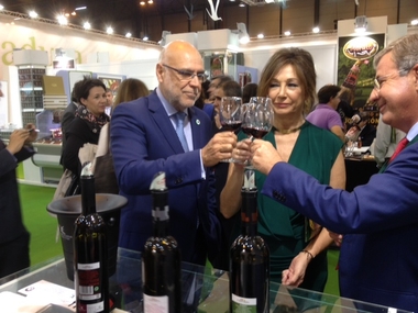El consejero Echávarri entrega a Ana Rosa Quintana el Premio Excelencia Picota del Jerte y agradece su promoción de la cereza