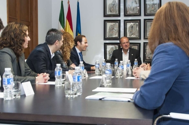 Monago recibe en Presidencia a la Asociación de Jóvenes Empresarios de Extremadura