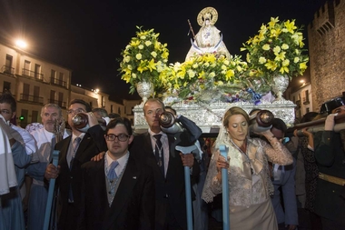 El presidente Monago acompaña a la Virgen de la Montaña en la bajada desde su santuario a la concatedral de Cáceres