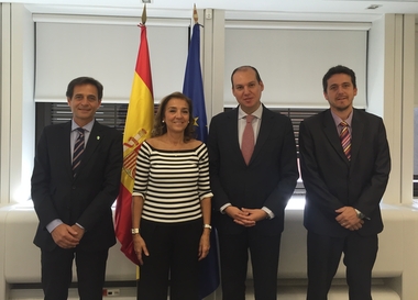 Hernández Carrón presenta el proyecto del nuevo hospital de Cáceres ante la Secretaría de Estado de Innovación