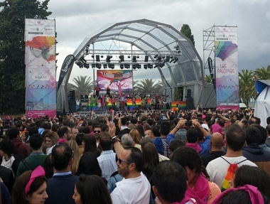 Unas 20.000 personas asisten en Badajoz la fiesta de Los Palomos contra la discriminación sexual