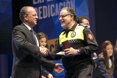 El Gobierno extremeñoentrega medallas y diplomas a 306 policías localespor su labor y trayectoria intachable