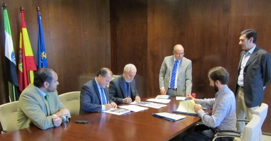 El GobEx y Adif firman el contrato para el desarrollo de la vías verdes turísticas de Monfragüe, La Jayona y Vegas Altas