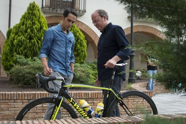 El presidente Monago mantiene un encuentro con el ciclista Alberto Contador