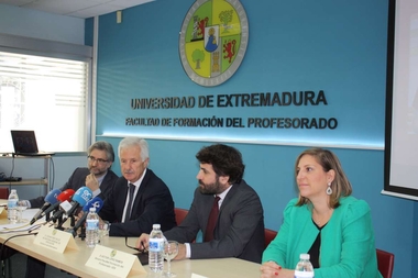Díez Solís presenta el nuevo Grado de Primaria con sección bilingüe que se implantará el próximo curso