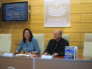 Pedro Casero expone en el Parlamento extremeño fotografías sobre el agua