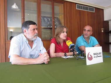 Tania Sánchez afirma en Badajoz que el camino del empoderamiento ciudadano tiene que empezar en lo local
