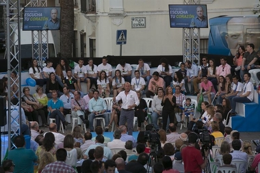 Monago anuncia en la plaza de Montijo que mantendrá su apoyo a los autónomos y a las empresas con dificultades y la bajada de impuestos