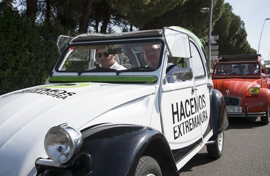 Monago se suma a una concentración de coches clásicos a los mandos de su Citron 2CV de campaña electoral