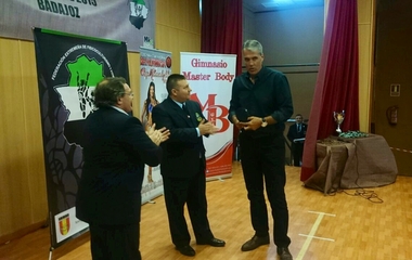 El director general de Deportes recibe la Medalla de Oro de la Federación Extremeña de Físioculturismo